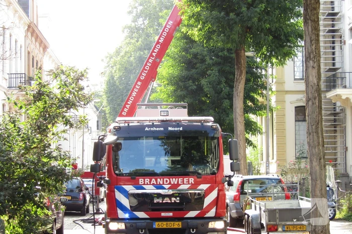 Brand op dak van woning