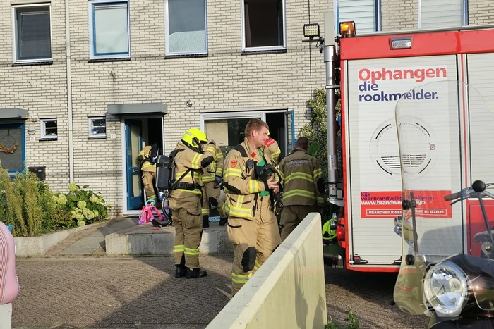 Steekvlam door bluspoging brand in pan met olie