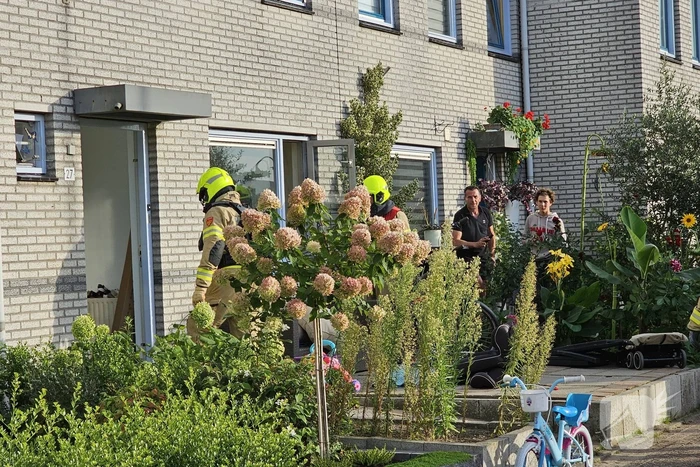 Steekvlam door bluspoging brand in pan met olie