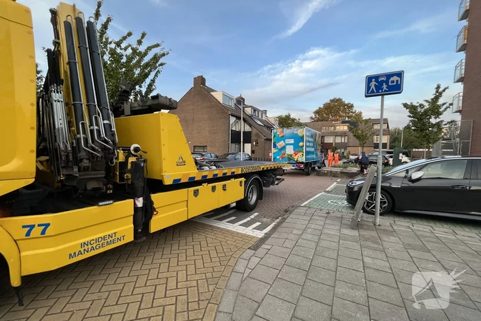 AH bezorgbus botst tegen paaltje