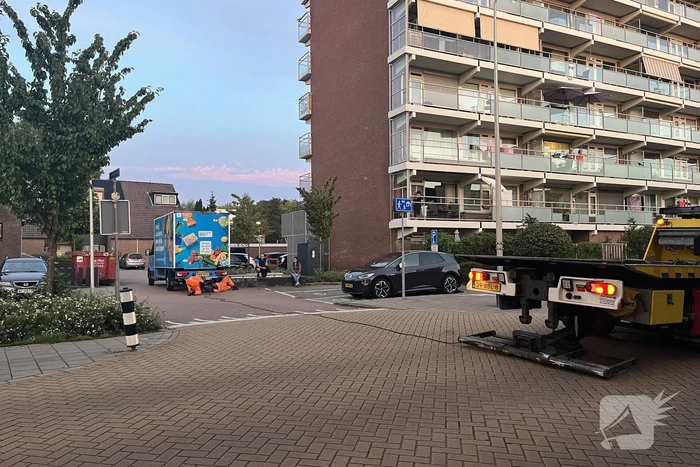AH bezorgbus botst tegen paaltje