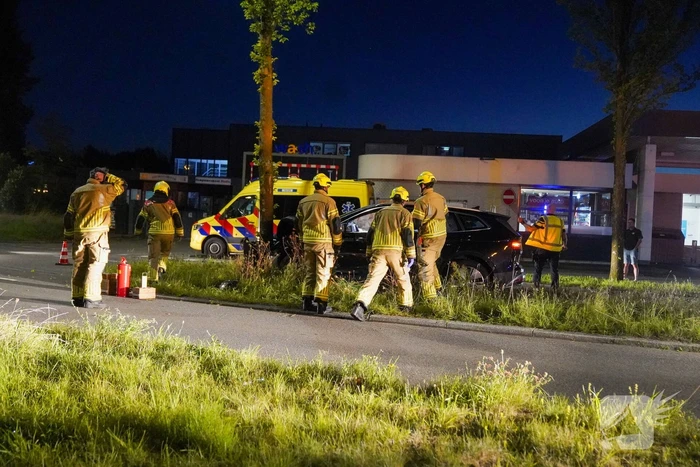Automobilist klapt op boom