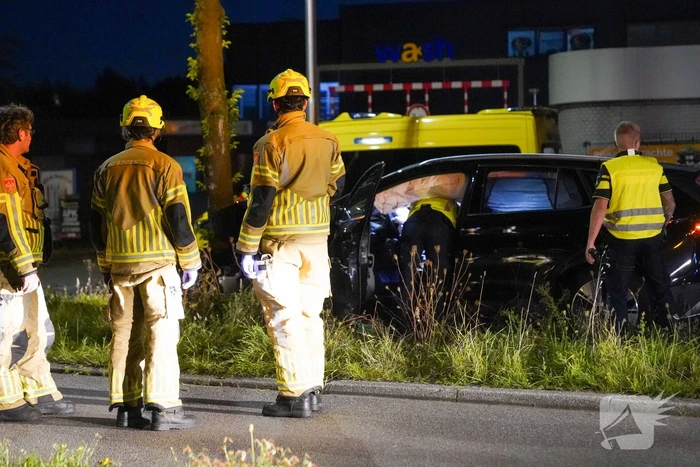 Automobilist klapt op boom