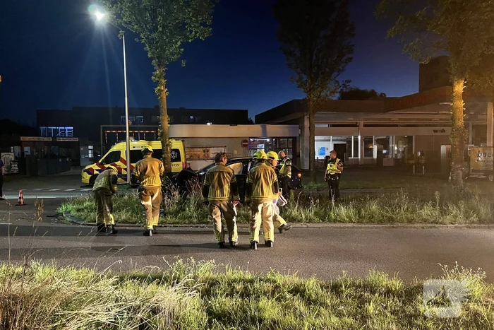 Automobilist klapt op boom