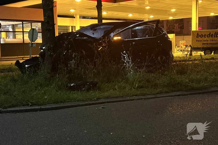 Automobilist klapt op boom