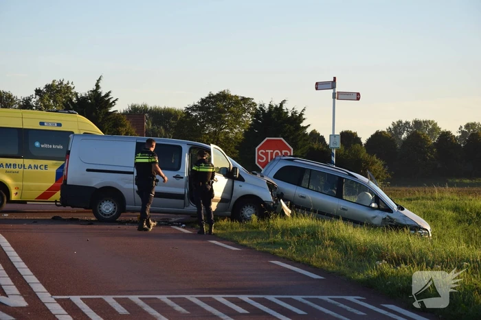 Twee personen gecontroleerd na ongeval op kruising
