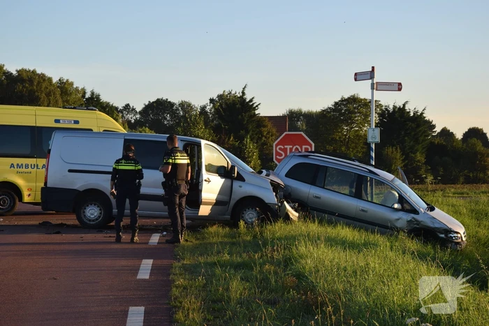 Twee personen gecontroleerd na ongeval op kruising