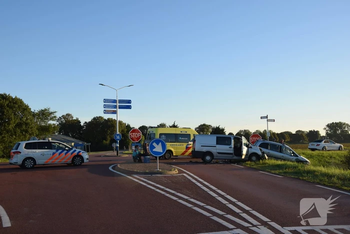 Twee personen gecontroleerd na ongeval op kruising