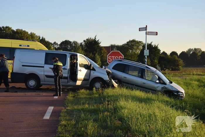 Twee personen gecontroleerd na ongeval op kruising