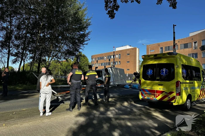 Vrachtwagen kantelt in bocht op overweg