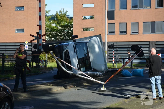 Vrachtwagen kantelt in bocht op overweg