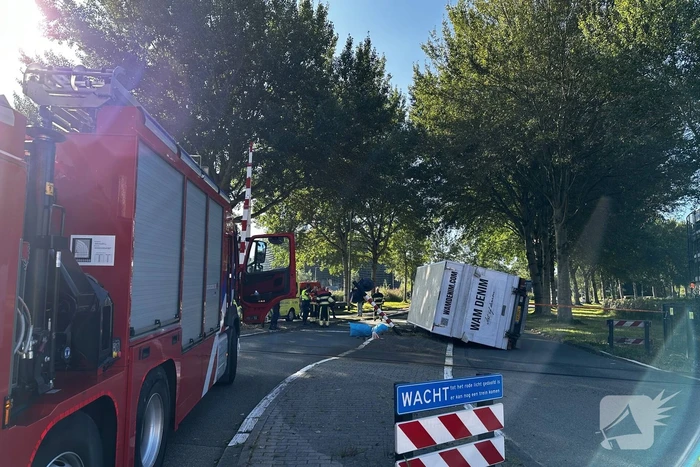 Vrachtwagen kantelt in bocht op overweg