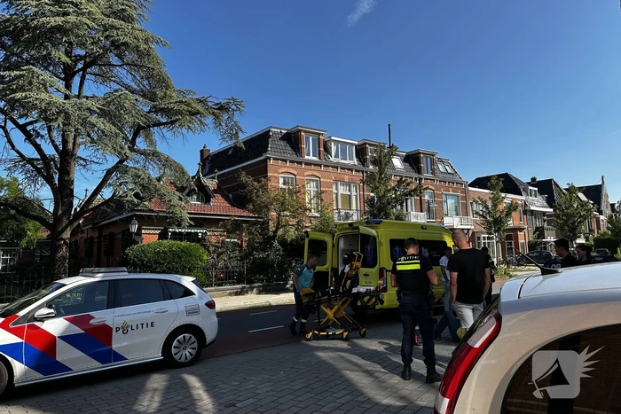 Personenauto rijdt fietser aan en vertrekt