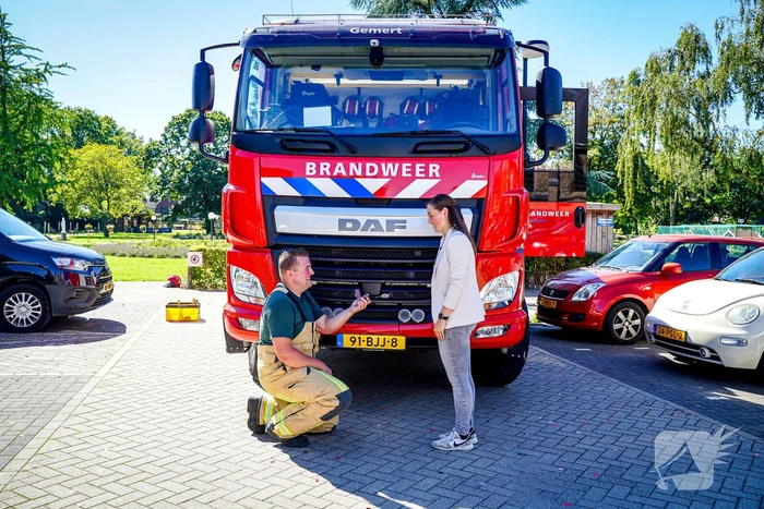 Brandweerman vraagt vriendin ten huwelijk tijdens oefening Huisartspraktijk