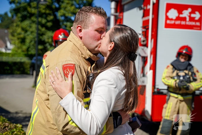 Brandweerman vraagt vriendin ten huwelijk tijdens oefening Huisartspraktijk