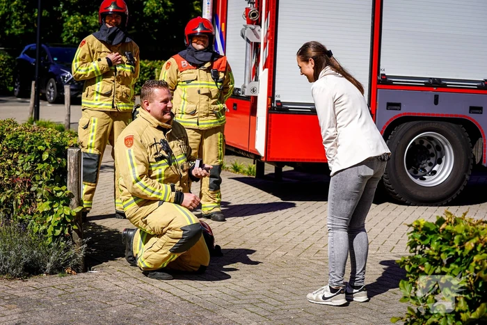 Brandweerman vraagt vriendin ten huwelijk tijdens oefening Huisartspraktijk