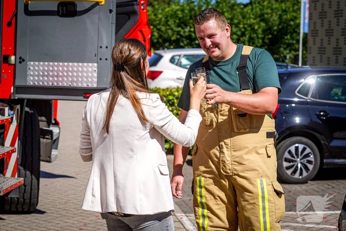 Brandweerman vraagt vriendin ten huwelijk tijdens oefening Huisartspraktijk