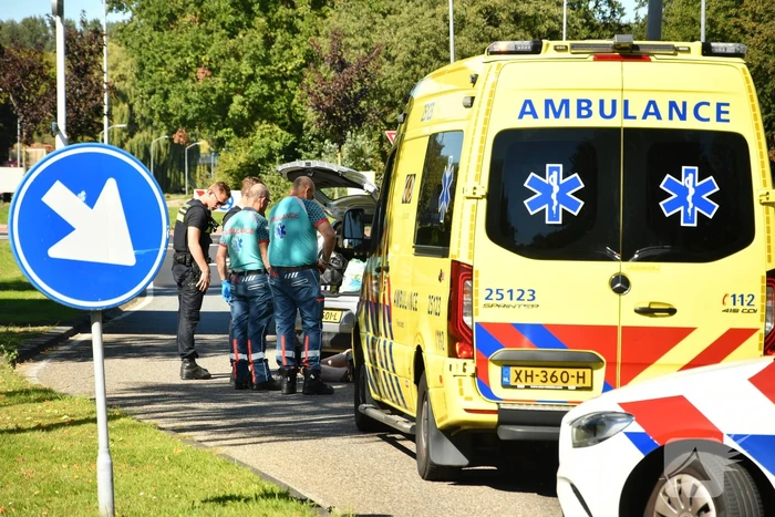 Vrouw rijdt tegen lantaarnpaal aan