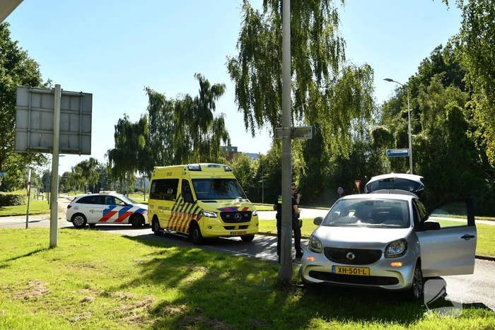 Vrouw rijdt tegen lantaarnpaal aan