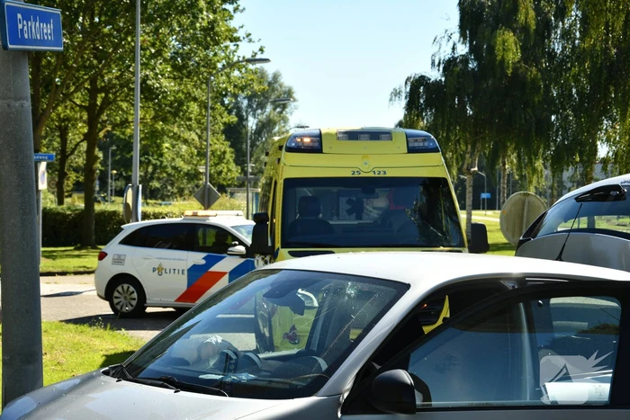 Vrouw rijdt tegen lantaarnpaal aan