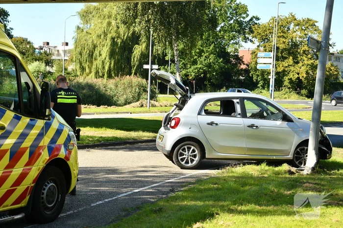 Vrouw rijdt tegen lantaarnpaal aan