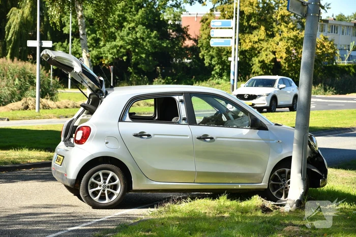 Vrouw rijdt tegen lantaarnpaal aan