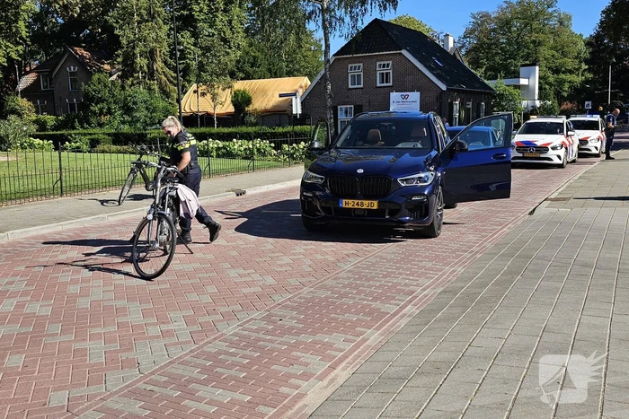 Fietser zwaargewond bij botsing met auto