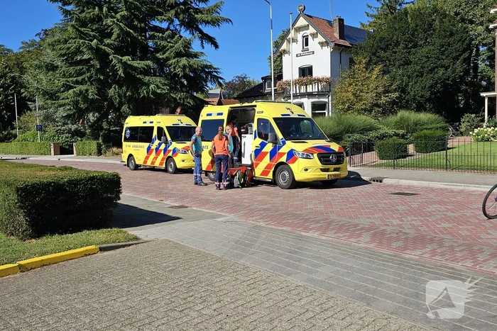 Fietser zwaargewond bij botsing met auto