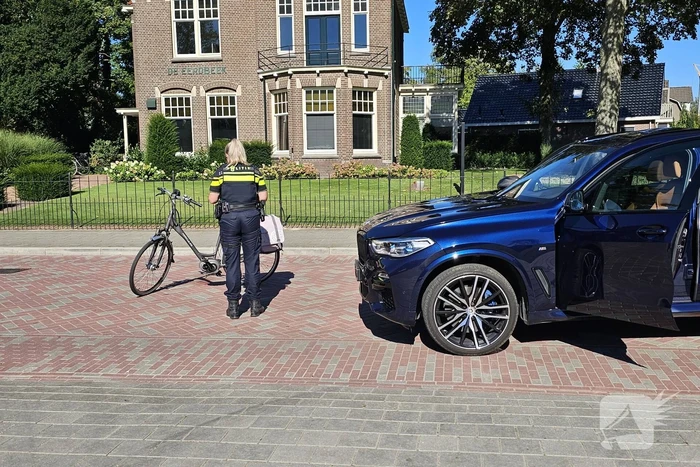 Fietser zwaargewond bij botsing met auto