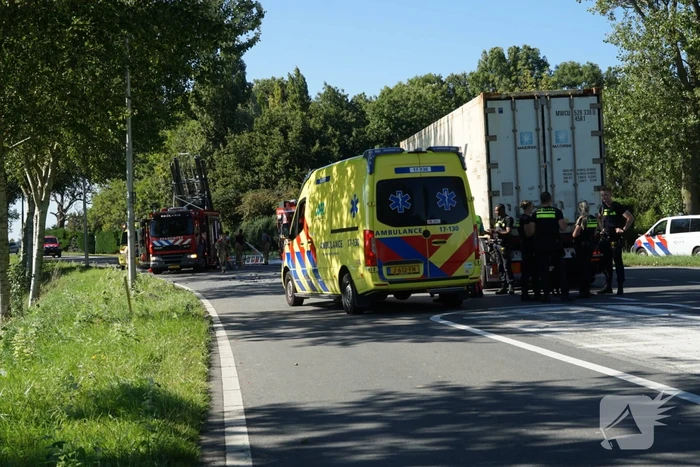 Auto belandt in sloot na botsing met vrachtwagen