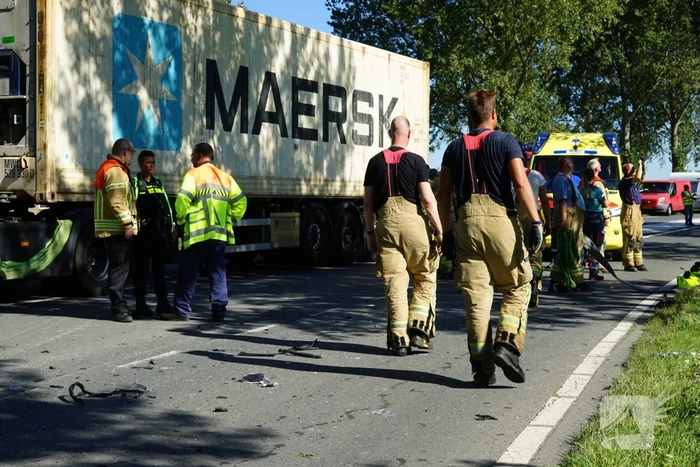 Auto belandt in sloot na botsing met vrachtwagen