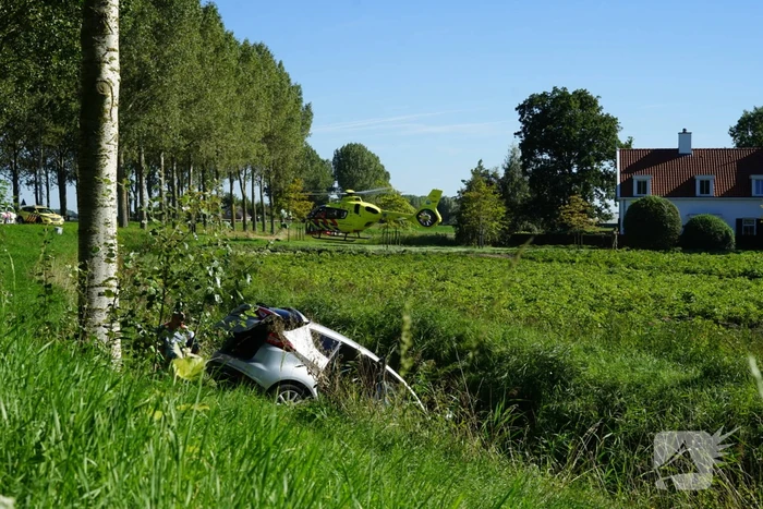 Auto belandt in sloot na botsing met vrachtwagen
