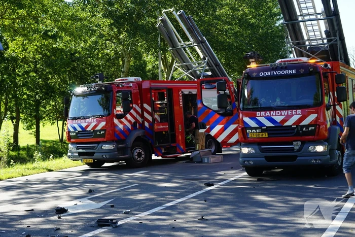 Auto belandt in sloot na botsing met vrachtwagen