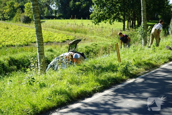 Auto belandt in sloot na botsing met vrachtwagen