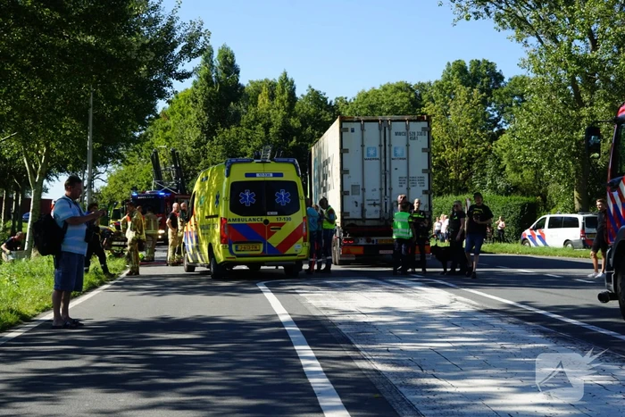 Auto belandt in sloot na botsing met vrachtwagen