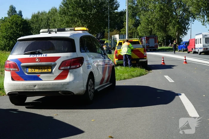 Auto belandt in sloot na botsing met vrachtwagen
