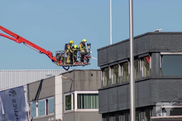 Brand op het dak van bedrijf