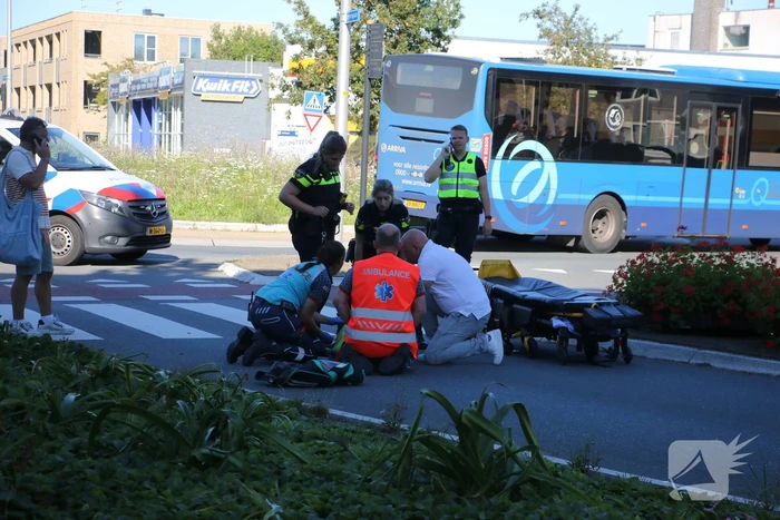 Automobilist laat zwaargewonde fietser achter en rijdt door