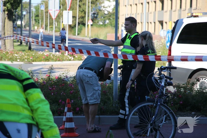 Automobilist laat zwaargewonde fietser achter en rijdt door