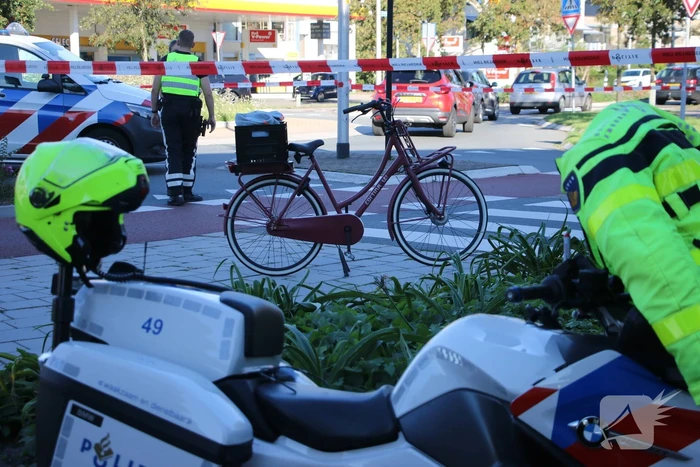 Automobilist laat zwaargewonde fietser achter en rijdt door