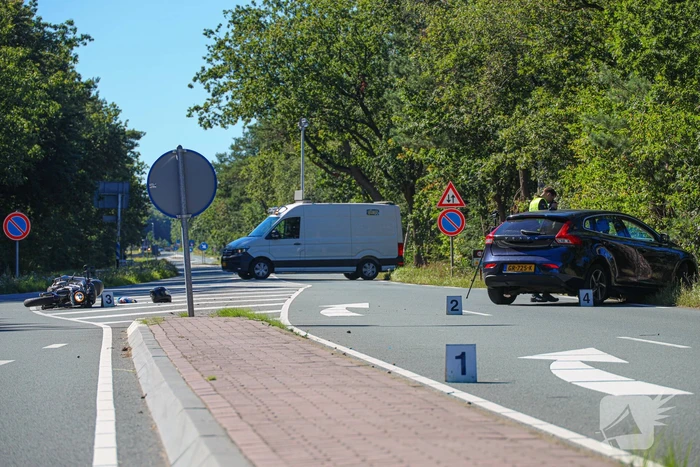 Motorrijder ernstig gewond bij botsing met auto