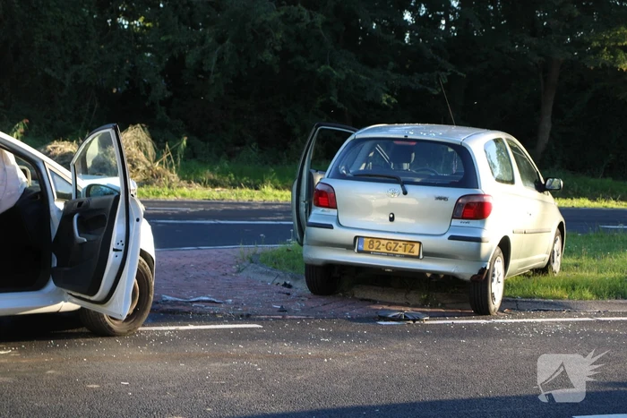 Veel schade na botsing tussen auto's