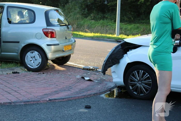 Veel schade na botsing tussen auto's