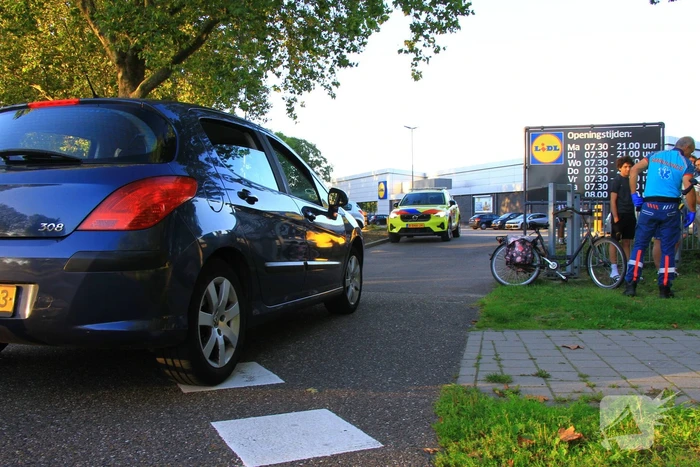 Fietser aangereden bij inrit supermarkt