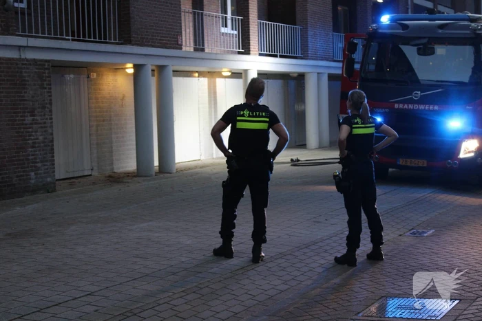 Brand in flatwoning snel onder controle