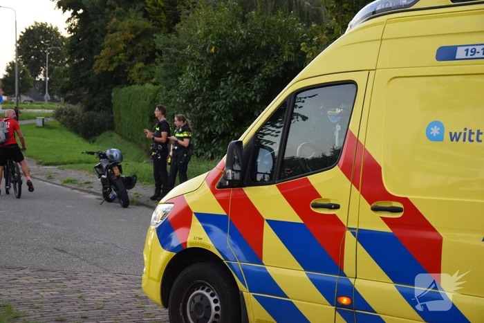 Gewonde na ongeval tussen brommer en wielrenner