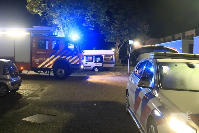 Scooter in brand tegen woning