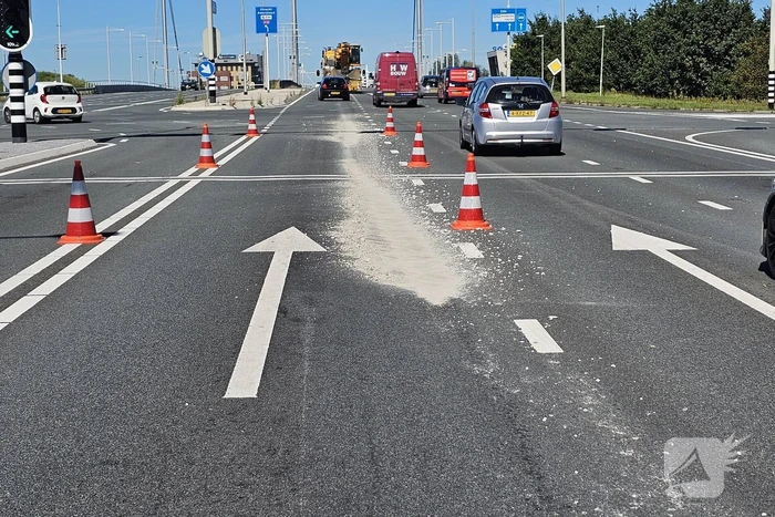 Opnieuw verliest vrachtwagen lading