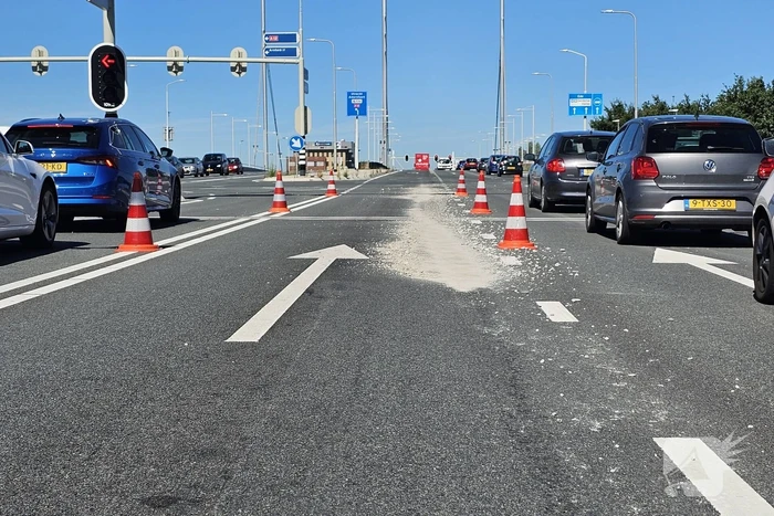 Opnieuw verliest vrachtwagen lading