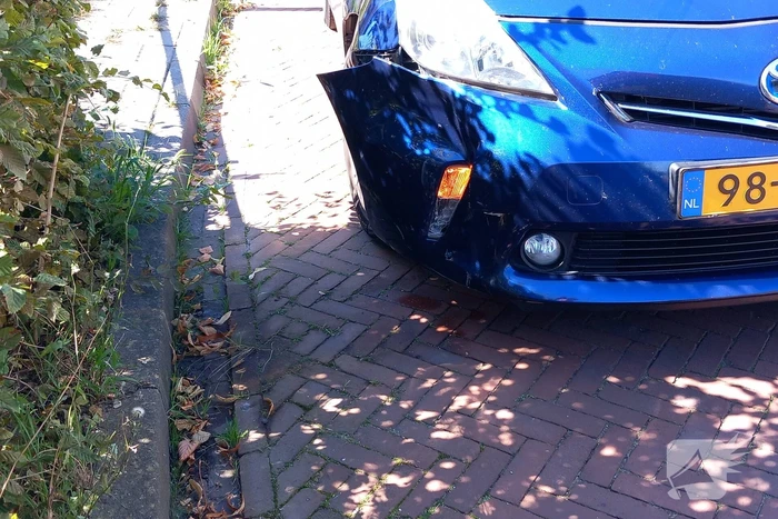 Automobilist ziet scooterrijder over het hoofd